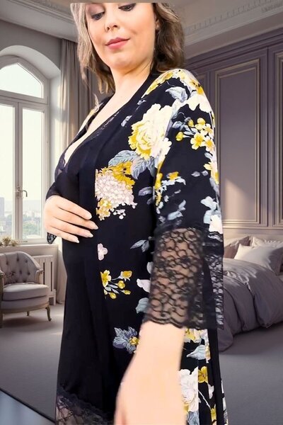 Truva XXL Σετ δύο τεμαχίων με μαύρο νυχτικό με λεπτομέρειες από δαντέλα και κίτρινο φλοράλ σχέδιο