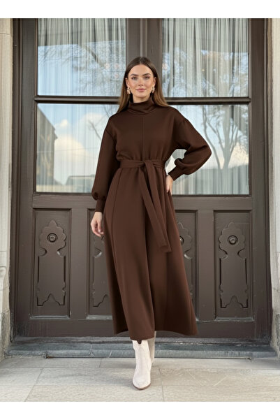 ISTANBUL STYLES فستان شتوي طويل بياقة عالية وتفاصيل حزام للنساء – بني