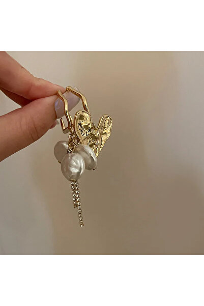 GlaMLo Accessories Asymmetrical Gold Heart Earrings