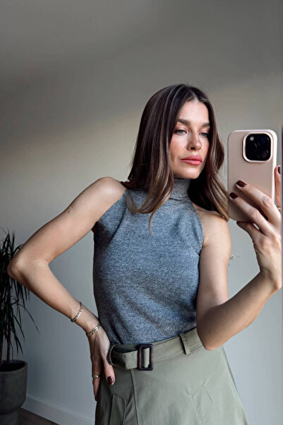 Sue Store Γκρι μπλούζα με ψηλό λαιμό και μη μανίκια