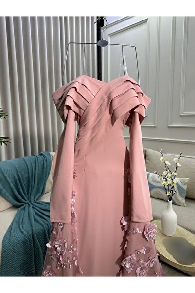 Thara Luxurious pink evening dress with a long floral train