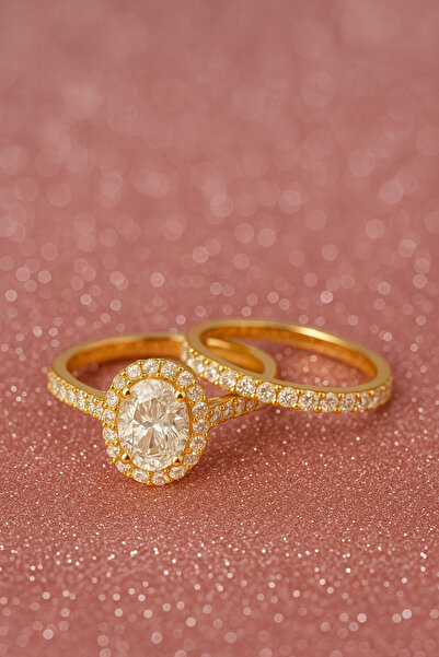 Laboratuvar Pırlantası Lp Işıklı kutuda 1 karat oval tektaş ve tamtur yüzük