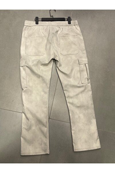 VAIA Men's trousers with a sophisticated and comfortable fit, featuring a stylish and modern design suitable for all looks.