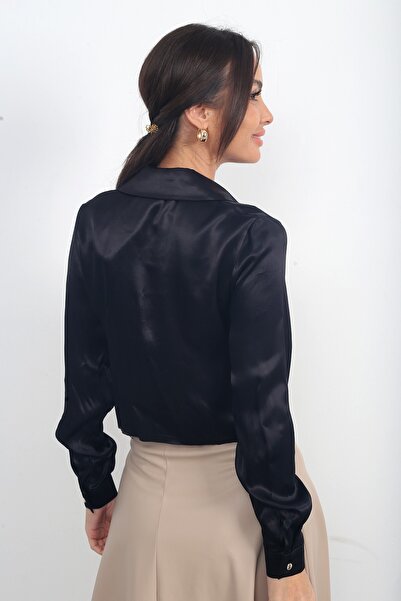 By Saygı Cămașă scurtă din satin pentru femei, cu nasturi metalici în față