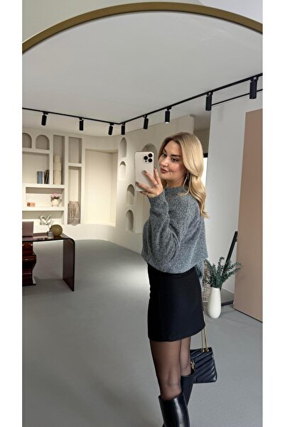 Sezgi Tekin Fusta neagră cu cusături