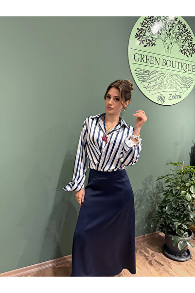 Greenboutique تنورة ساتان ميدي بوي باللون الأزرق الداكن