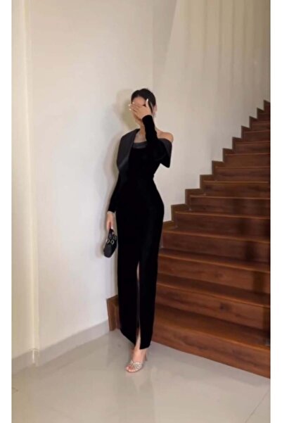 Riva A long and attractive black evening dress.