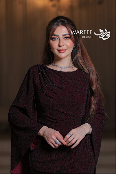 WAREEF FASHION Long burgundy evening gown with a fitted silhouette, wide cape sleeves, luxurious fabric with black sequin embroidery.
