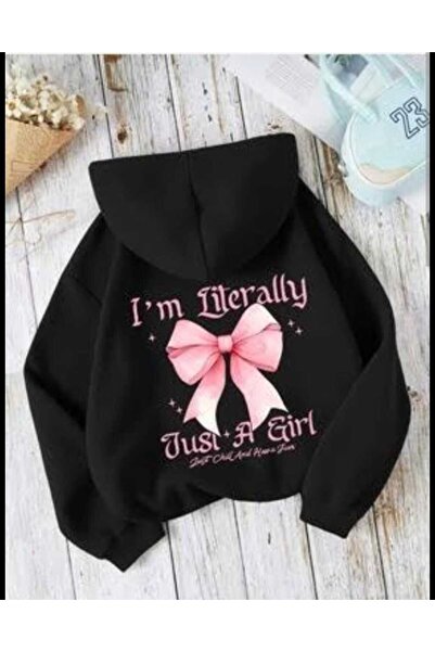 Lario într-o zi, doar o fată, a fost captivată de un băiat cu o cămașă de tri...