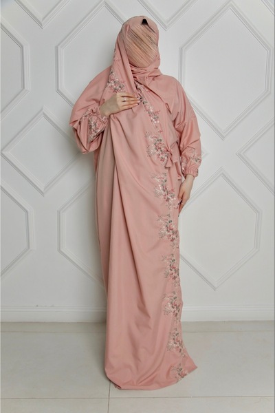 STAYILK DRESSES A prayer shawl embroidered with an elegant and sophisticated design.