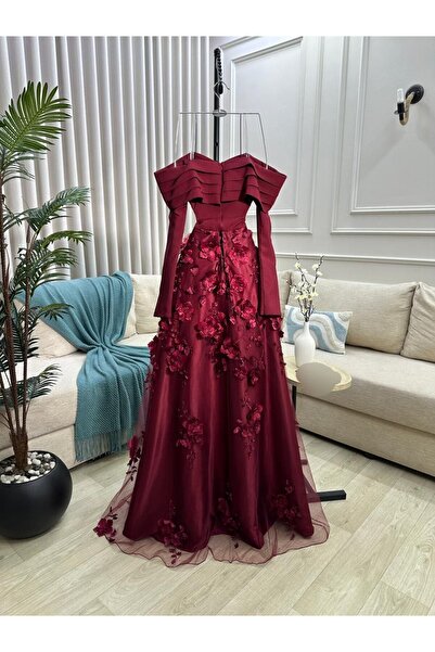Thara A luxurious, royal burgundy evening dress