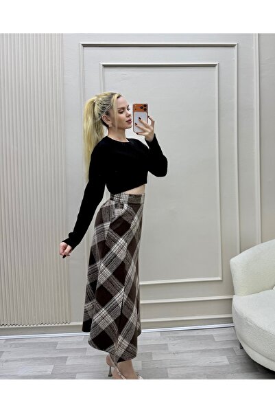 Moda Palmiss Plaid Pocketed Skirt with Slit Front Zipper Holes at the Waist