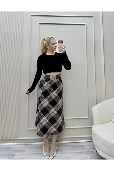 Moda Palmiss Plaid Pocketed Skirt with Slit Front Zipper Holes at the Waist
