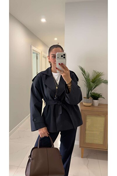 BİRCANÇİL Короткий преміум-тренч Beca з синьою пояскою