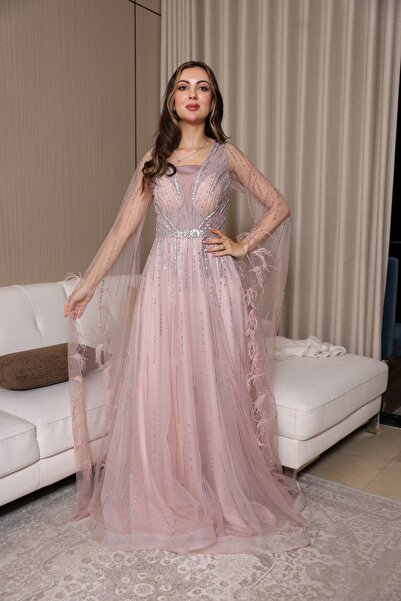 molan fashion A long evening dress in a soft pink (powder rose) color, with a wide A-line cut at the bottom that gives feminine movement and flow.