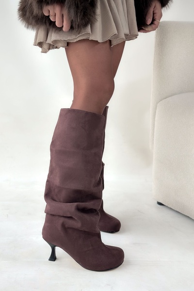 Shoebutik Γυναικείες μπότες με τακούνι Lea Bitter Brown Suede με στρογγυλή μύτη