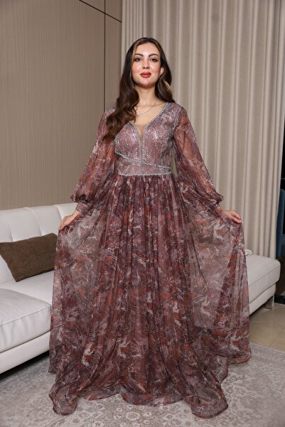 molan fashion A long evening dress with a wide, flowing cut in a base color of burgundy brown with a marble pattern.