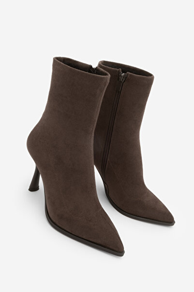 Marjin Γυναικείες μπότες με τακούνι με μυτερή μύτη και τακούνι κύπελλο καθημερινές κλασικές μπότες με τρύπες καφέ σουέτ