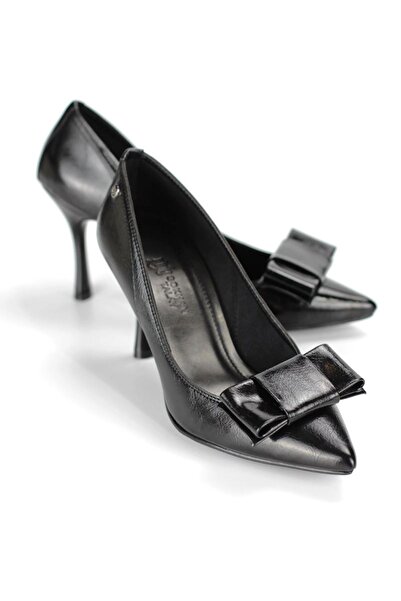 King Crow حذاء نسائي بكعب عالٍ من الجلد الأسود اللامع مع فيونكة زاوية (8 سم) من بولينا، نعل مرن ناعم مضاد للانزلاق