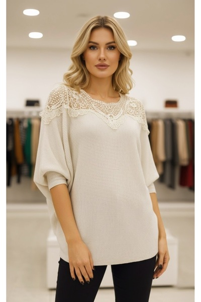 bohostyle Knitted Sweater with Lilac Sleeves and Lace Details – Elegant & Comfortable Design