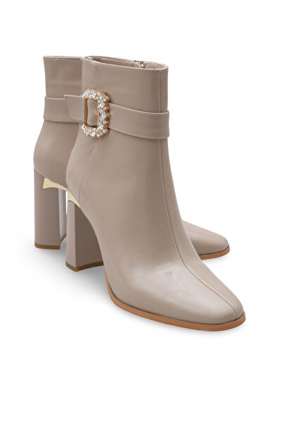 Women Lay-z Γυναικείες μπότες μπεζ από λουστρίνι με ζαρωμένο επιφάνεια, τακούνι 9,5 εκ., τετράγωνο δάχτυλο και λαμπερή λεπτομέρεια με αγκράφα που προσφέρει κομψό στυλ