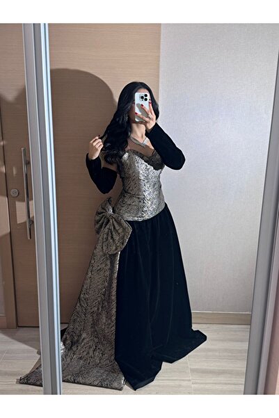 Onila Luxurious long dress with a large floral train