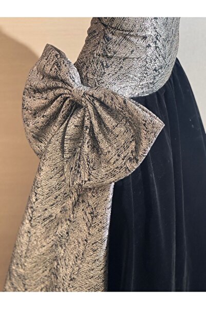 Onila Luxurious long dress with a large floral train