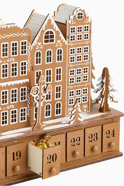 Crate & Barrel Gingerbread Village Advent Calendar LED Işıklı 24 Çekmeceli Ahşap Takvim