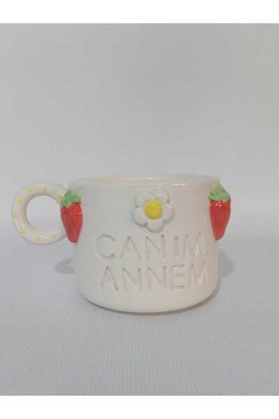 Zümrüdüanka Seramik كوب سيراميك مصنوع يدويًا مع عبارة 'أمي العزيزة' مكتوبة عليه