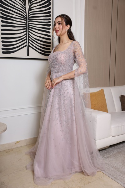 molan fashion A long evening dress in a soft, luminous rose color, with a delicate yet very luxurious design.