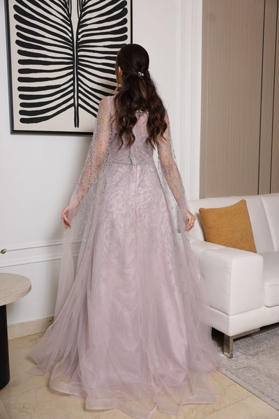 molan fashion A long evening dress in a soft, luminous rose color, with a delicate yet very luxurious design.
