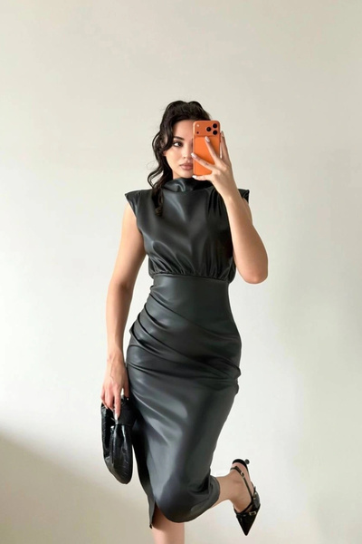 Eka Γυναικείο μαύρο δερμάτινο φόρεμα με πλισέ μέση βάτα τεμαχίων 1041-2741