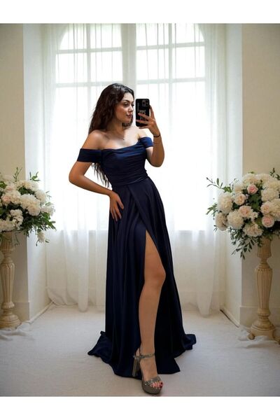 OLA Nuvya Akıcı Saten Düşük Omuzlu Lacivert Renk Yırtmaçlı Abiye Elbise
