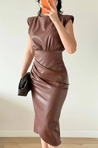 Eka Γυναικείο δερμάτινο φόρεμα με πλισέ μέση σε καφέ χρώμα βάτα τεμαχίων 1041-2741