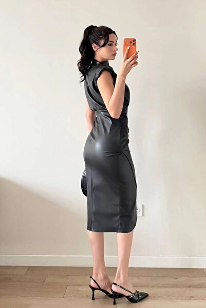 Eka Γυναικείο μαύρο δερμάτινο φόρεμα με πλισέ μέση βάτα τεμαχίων 1041-2741