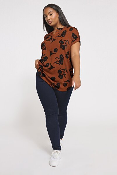 Stil Diva Plus Size V-Neck Short-Sleeve Wrinkled Fabric Flower Printed T-Shirt 304313