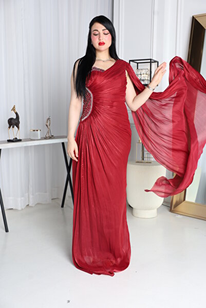 berlanty Description of an elegant, embroidered red evening dress