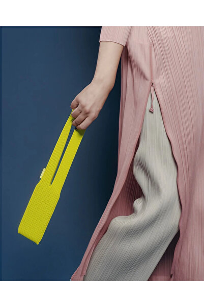 MACON iPhone 17/16 Series Handmade Crochet Phone Sleeve – Universal Pocket Bag Wristlet Holder Gift