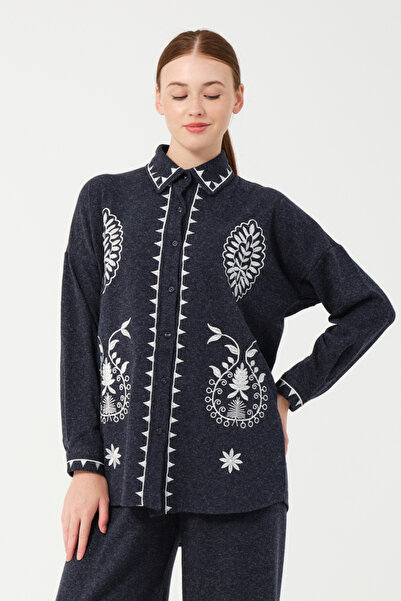 Hatun Atila Бродирана риза от плат Hera 8564-1 тъмно синьо