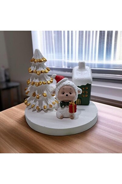 INGA JOSANU Kuzu Figürlü Yılbaşı Temalı Yaldızlı Beyaz Çam Ağacı ve Ev Biblo Seti