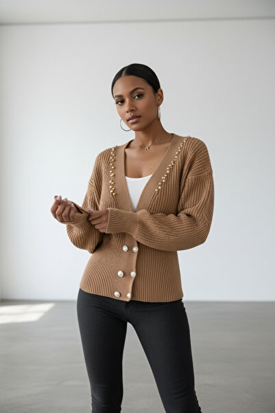 NEWCO سترة تريكو بتصميم عصري بصف مزدوج وأزرار مزخرفة بالحجر ورقبة على شكل حرف V