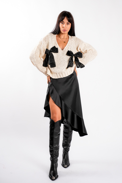 monarh Soft and warm ivory sweater with bows
