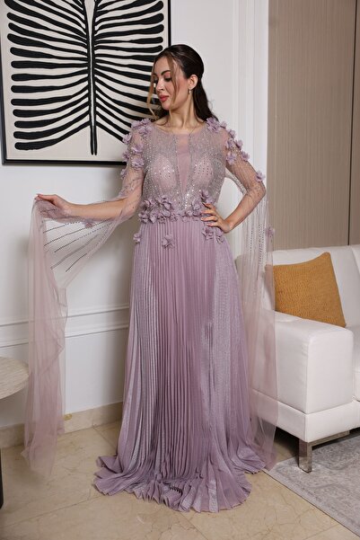 molan fashion A soft lilac-colored evening dress with a subtle sheen, in a design that combines luxury and softness at the same time.