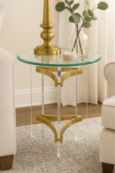 HOMEZ NEED طاولة جانبية فاخرة مصنوعة من الزجاج المقسّى وقاعدة من الأكريليك مع تفاصيل ذهبية