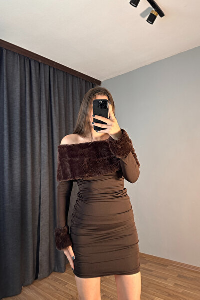 Sorridi Yakası ve Kol Ucu Kürklü Arkası Drapeli Elbise