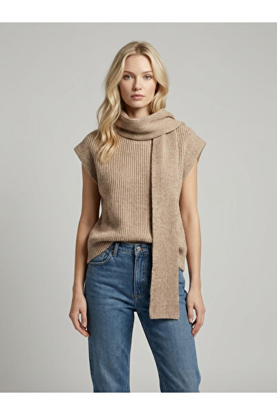 Qoolest Kadın Bej Entegre Atkı Detaylı Kolsuz Triko Kazak