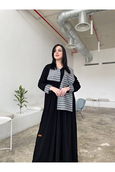 Leatherthreads عباية سوداء بتفاصيل تشبه الوشاح الرمادي المخطط