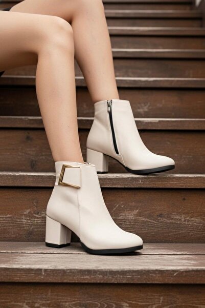 NOVELLAM SHOES Γυναικείες κοντές μπότες με τακούνι Atiiinna με λεπτομέρεια με αγκράφα σε μπεζ δέρμα