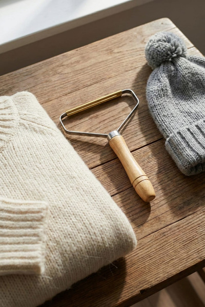 FORSEİ LUCA Wooden Handle Iron Clothes Lint Remover and Hair Remover Tool | Cat Dog Sweater Cardigan Carpet Fabric Hair Collection