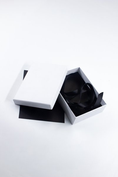 carton box Beyaz Küçük Sert Kurdeleli Hediye Kutusu 1 Adet (EN 10*BOY 14*YÜKSEKLİK 3,8 CM)